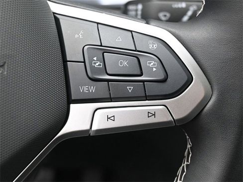 Used 2025 Volkswagen Taos SE w/ Panoramic Sunroof Package image 18