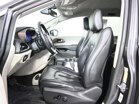 Used 2019 Chrysler Pacifica Touring-L FWD image 22