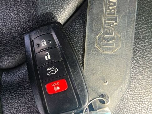 Used 2022 Toyota Highlander XLE AWD/4WD image 33