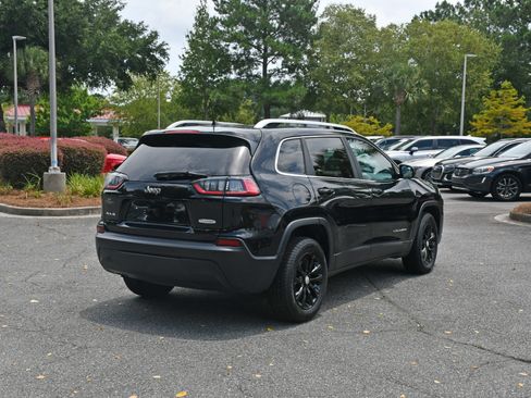 Used 2019 Jeep Cherokee Latitude Plus AWD/4WD image 4