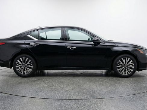 Used 2025 Nissan Altima 2.5 SV image 11