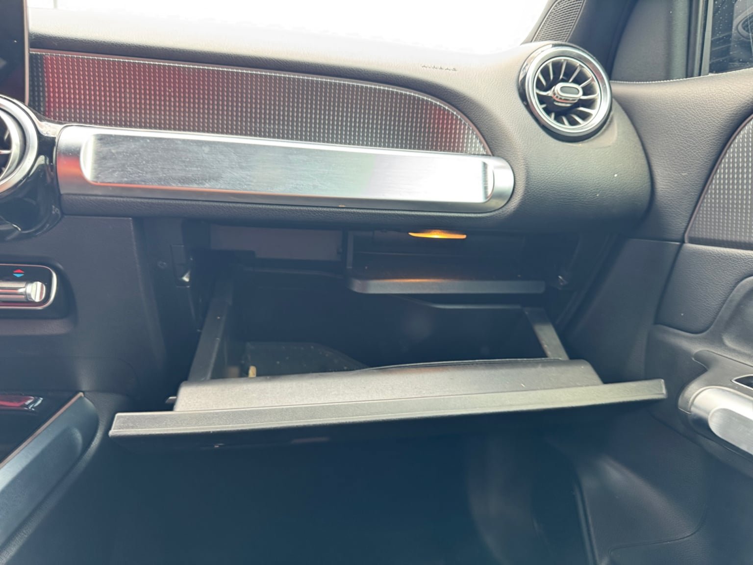Used 2021 Mercedes-Benz GLB 250 w/ Premium Package image 24
