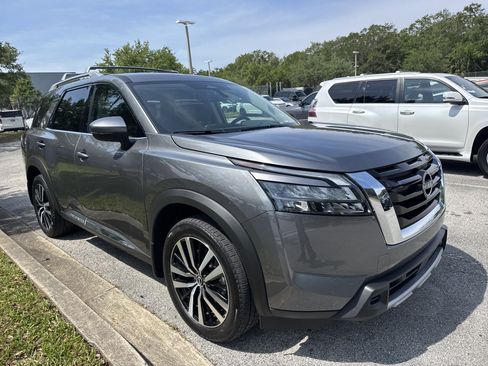 Used 2025 Nissan Pathfinder Platinum AWD/4WD image 2