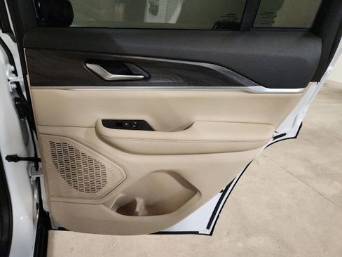 Used 2024 Jeep Grand Cherokee Limited w/ Black Appearance Package image 33