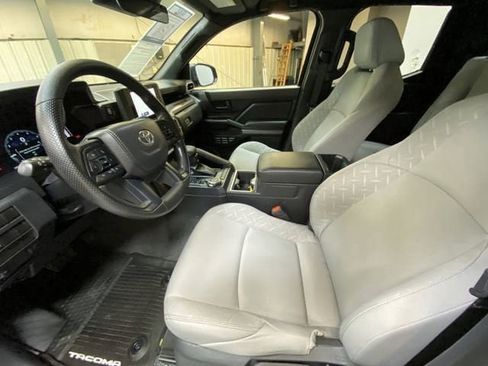 Used 2025 Toyota Tacoma SR5 AWD/4WD image 24
