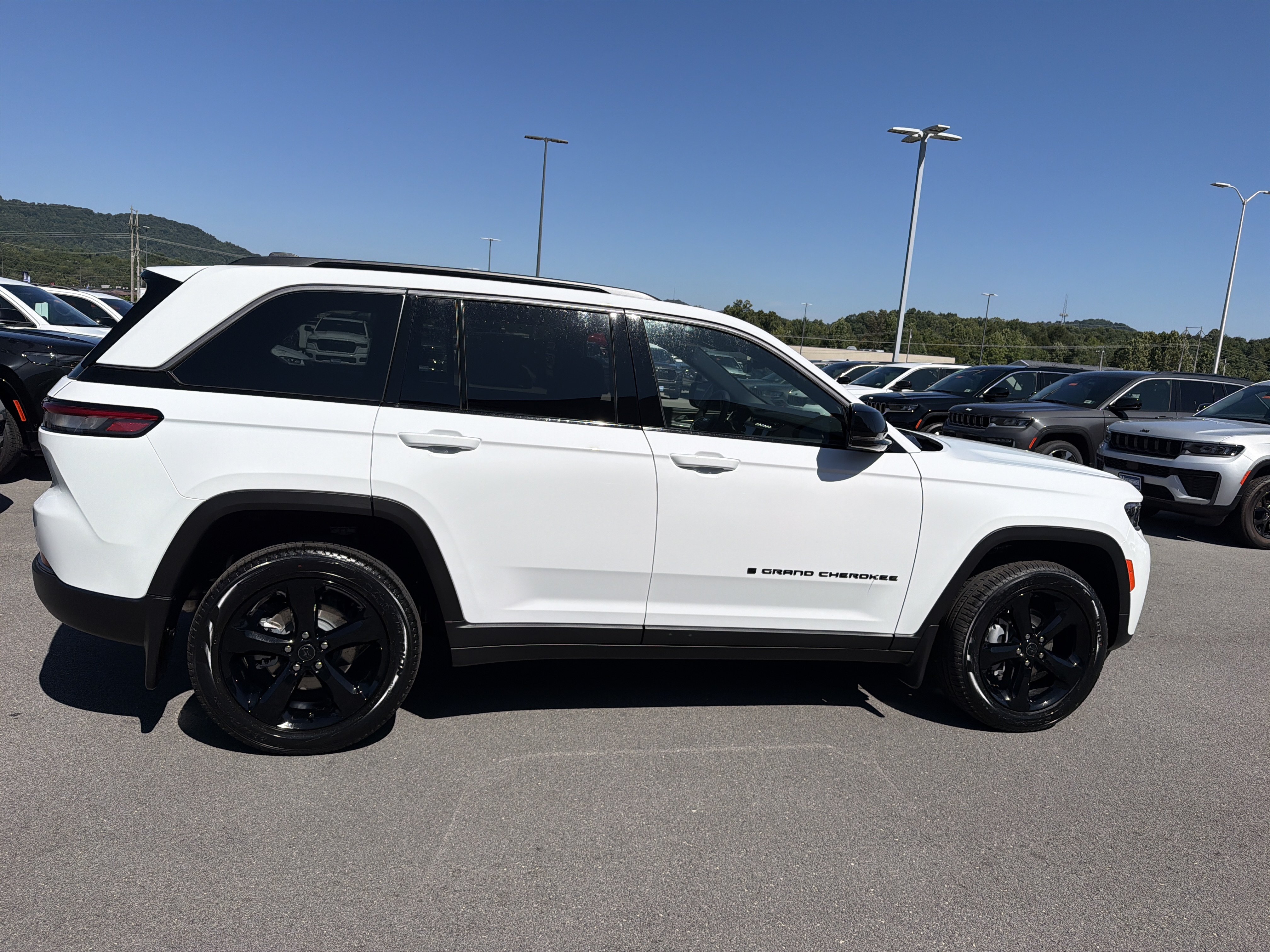 New 2027 Jeep Grand Cherokee Limited w/ Limited Altitude Package AWD/4WD image 5