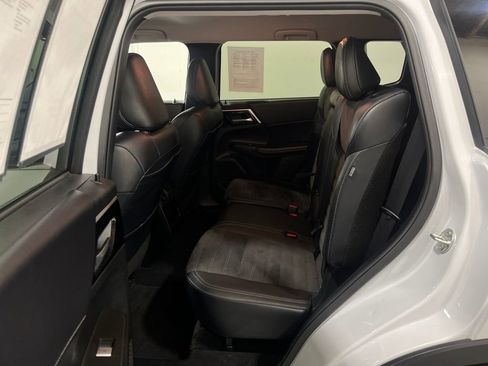 Used 2024 Mitsubishi Outlander SE image 47