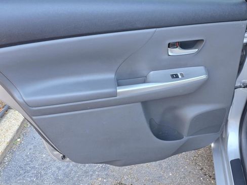 Used 2013 Toyota Prius V Five image 32