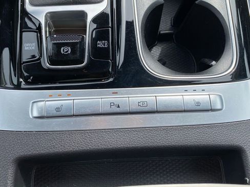 Used 2024 Kia Carnival EX FWD image 22