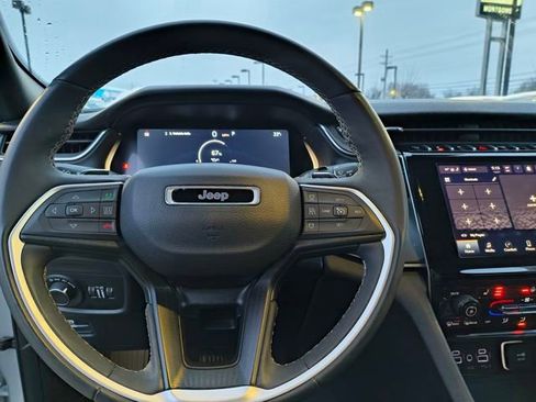 Used 2024 Jeep Grand Cherokee L Laredo image 5