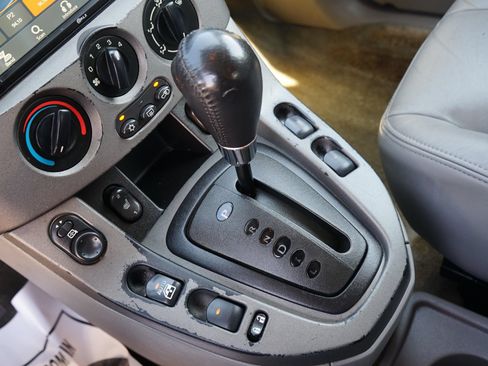 Used 2004 Saturn Vue AWD V6 w/ Leather Appointments Pkg image 19