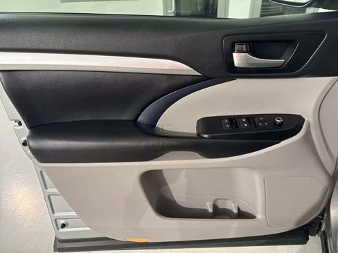 Used 2019 Toyota Highlander XLE image 22