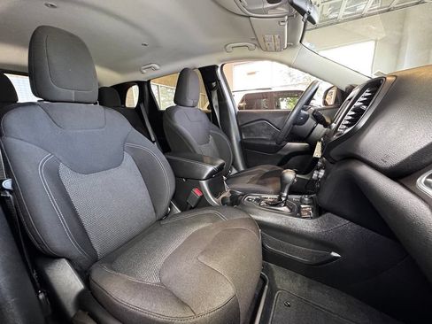 Used 2019 Jeep Cherokee Latitude w/ Popular Appearance Group AWD/4WD image 48