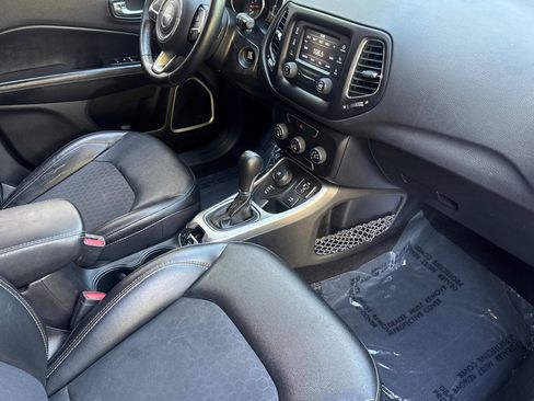 Used 2018 Jeep Compass Latitude AWD/4WD image 34