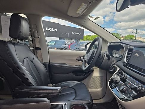 Used 2023 Chrysler Pacifica Touring-L FWD image 34