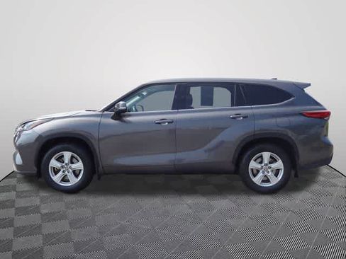 Used 2022 Toyota Highlander LE AWD/4WD image 2