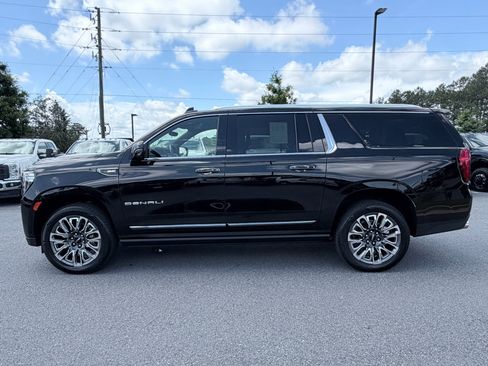 Used 2023 GMC Yukon XL Denali Ultimate AWD/4WD image 5