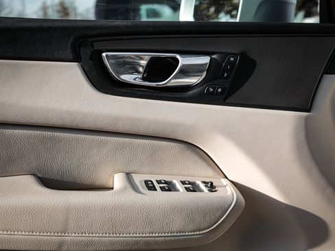 Used 2020 Volvo XC60 T6 Momentum image 15