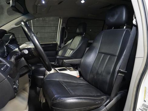 Used 2013 Chrysler Town & Country Touring image 9