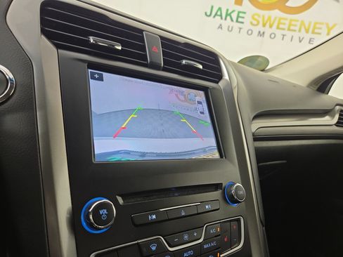 Used 2018 Ford Fusion SE w/ Fusion SE Technology Package FWD image 19