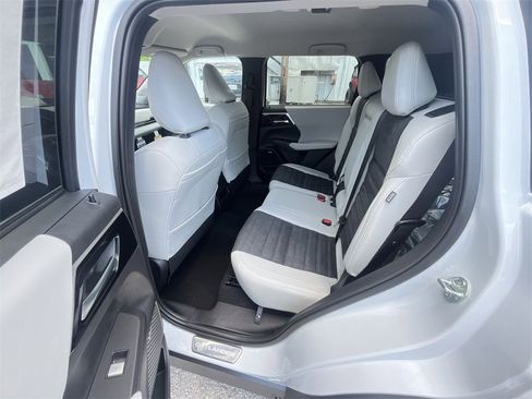 New 2025 Mitsubishi Outlander SE image 22