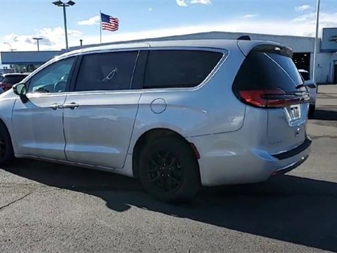 Used 2024 Chrysler Pacifica Touring-L image 4