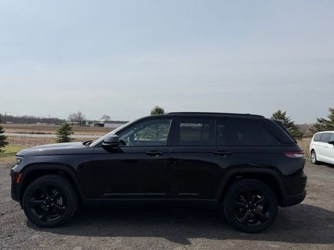 Used 2023 Jeep Grand Cherokee Altitude image 7