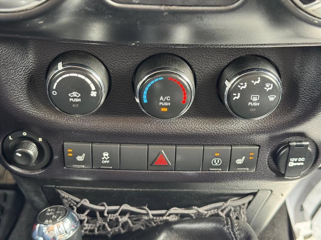 Used 2014 Jeep Wrangler Unlimited Sahara w/ Connectivity Group AWD/4WD image 21