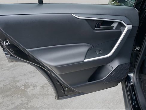 Used 2021 Toyota RAV4 LE image 9