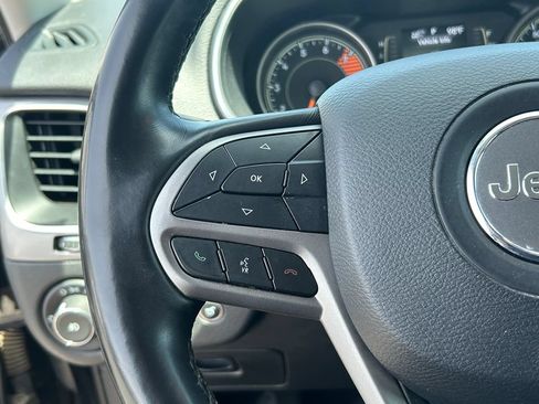 Used 2019 Jeep Cherokee Latitude Plus w/ Comfort/Convenience Group AWD/4WD image 20