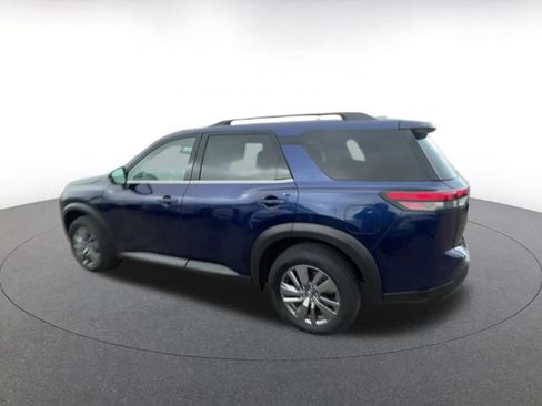 Used 2025 Nissan Pathfinder SV image 10