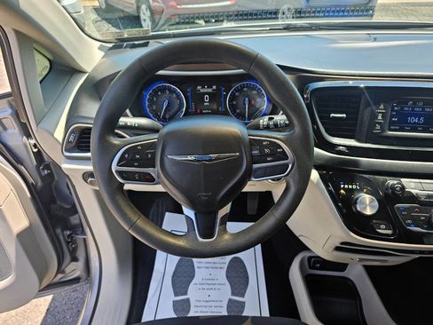 Used 2017 Chrysler Pacifica LX image 13