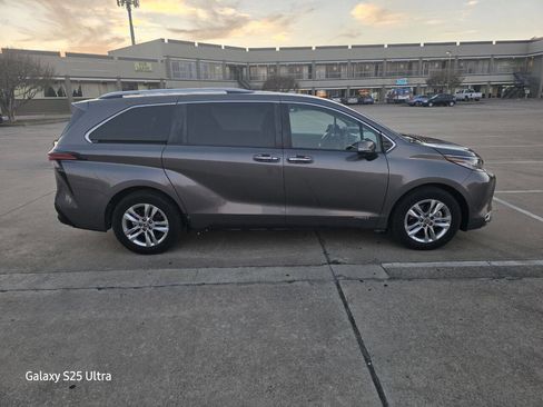 Used 2021 Toyota Sienna Limited image 8