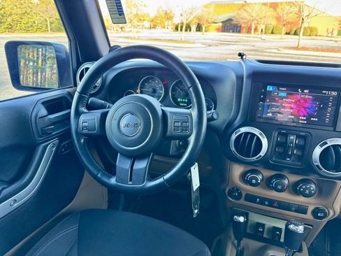 Used 2014 Jeep Wrangler Unlimited Sahara image 19