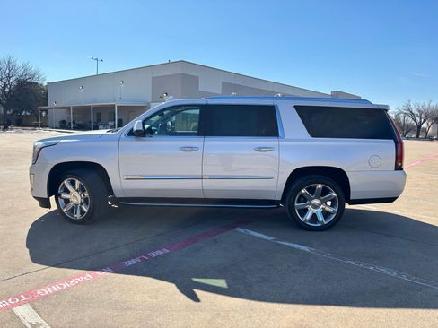 Used 2020 Cadillac Escalade ESV Luxury image 10