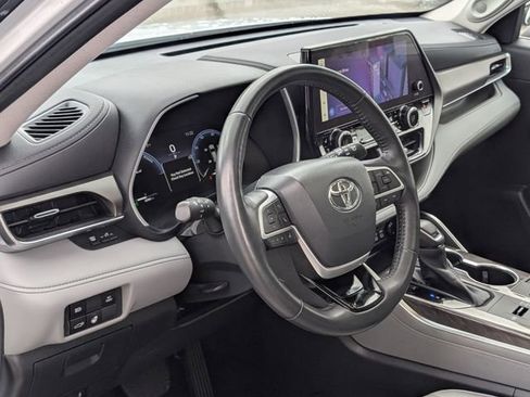Used 2023 Toyota Highlander Limited AWD/4WD image 12