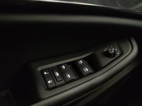 Used 2023 Jeep Grand Cherokee Laredo AWD/4WD image 27