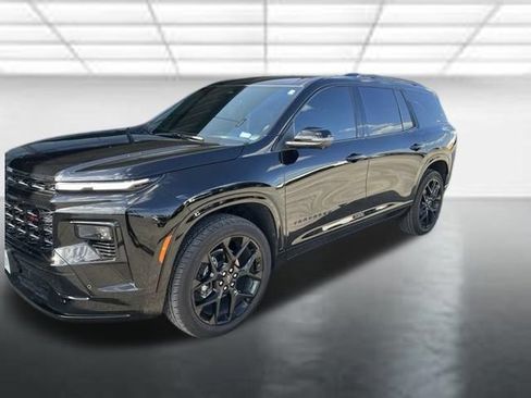 Used 2025 Chevrolet Traverse RS w/ LPO, Floor Liner Package FWD image 1