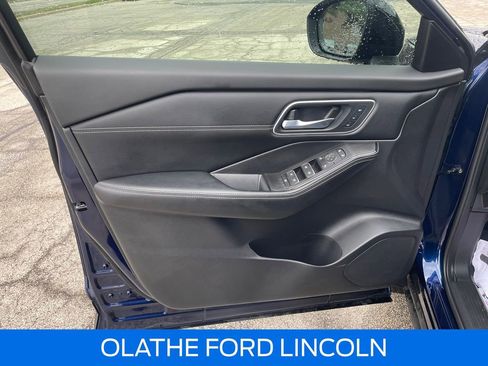 Used 2025 Nissan Rogue Platinum image 19