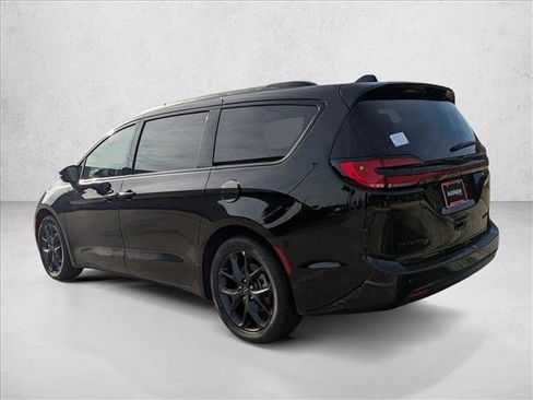 New 2026 Chrysler Pacifica Limited image 9