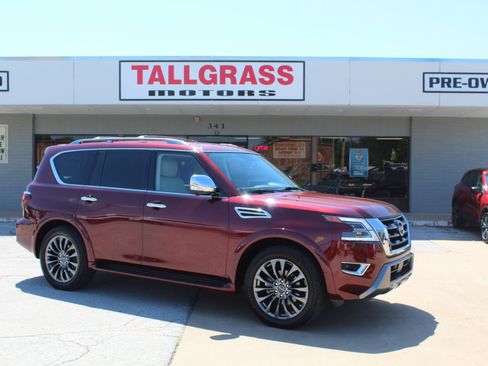 Used 2023 Nissan Armada Platinum w/ Captain's Chairs Package RWD image 2