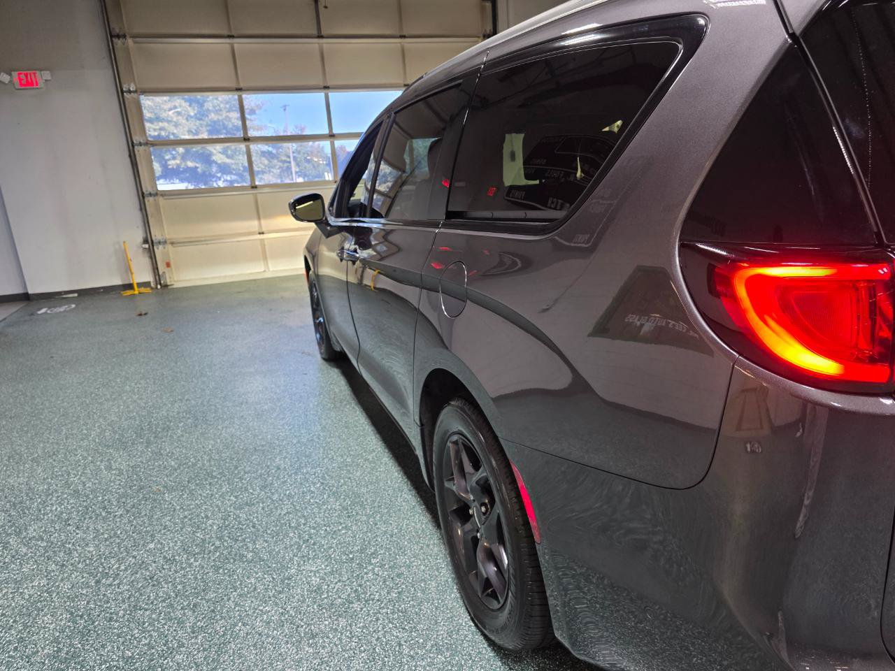 Used 2019 Chrysler Pacifica Limited w/ Advanced Safetytec Group FWD image 10