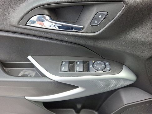 Certified 2025 Chevrolet Trax RS w/ Sunroof Package image 12