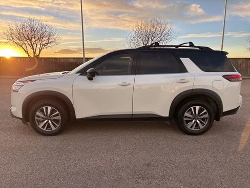 Certified 2023 Nissan Pathfinder SL w/ Lighting Package (N92) image 3