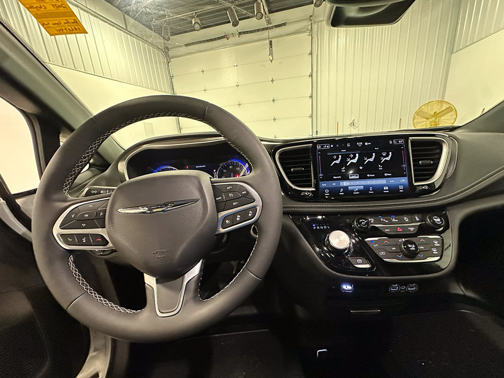 Used 2025 Chrysler Pacifica Select FWD image 34