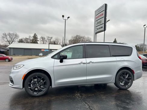 New 2026 Chrysler Pacifica Limited w/ S Appearance Package AWD/4WD image 6