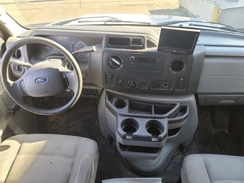 Used 2016 Ford E-450 and Econoline 450 Super Duty image 27