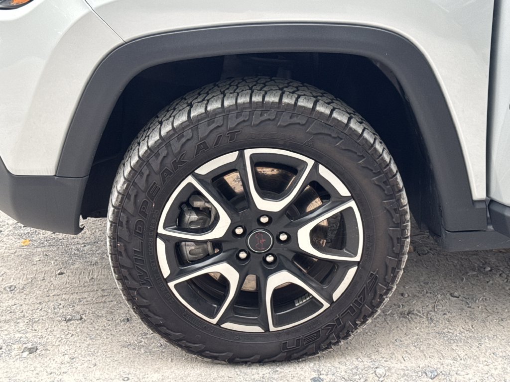 Used 2025 Jeep Compass Trailhawk AWD/4WD image 22