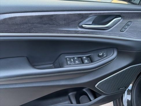 Used 2022 Jeep Grand Cherokee L Limited image 17