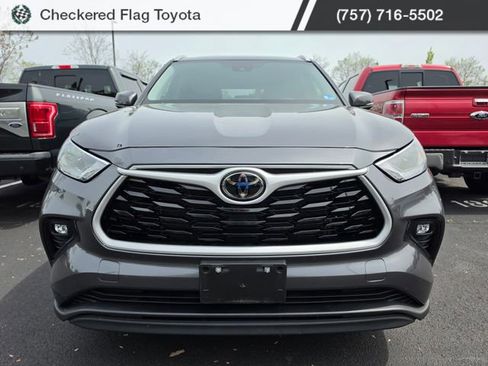 Certified 2025 Toyota Highlander XLE image 2